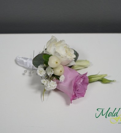 Boutonniere with violet rose and hypericum photo 394x433
